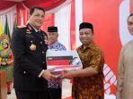 kapolda-aceh-beserta-forkopimda-aceh-memberikan-cenderamata-secara-simbolis.jpg