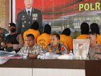 kapolres-simeulue-akbp-jatmiko-memperlihatkan-tersanga-bersama-barang-bukit.jpg