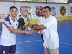 kapten-rawa-singkil-terima-piala-sebagai-juara-dua-liga-nusantara-futsal-lnf.jpg