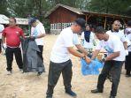 kegiatan-bersih-pantai-di-lampuuk-kecamatan-lhoknga.jpg
