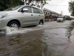 kendaraan-menerobos-banjir-yang-menggenangi-jalan-sta-johansyah-neusu-baiturrahman-banda-aceh.jpg