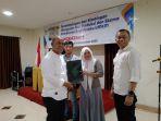 kepala-diskop-ukm-aceh-menyerahkan-bingkisan-kepada-peserta-pelatihan.jpg