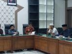 ketua-komisi-i-dpra-tgk-muhammad-yunus-memimpin-rapat-dengan-lwn-maa-dan-komisi-vi-dpra.jpg