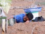 kisah-bocah-menangis-di-kuburan-ayahnya-di-Pesawaran-Lampung.jpg