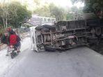 kondisi-mobil-box-bermuatan-tujuh-ton-alpukat-terguling-dalam-kecelakaan-tunggal.jpg
