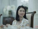 laura-basuki-berperan-sebagai-natalie-dalam-film-cek-toko-sebelah-2.jpg