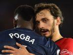 manolo-gabbiadini-dan-paul-pogba-berpelukan-seusai-laga-southampton-vs-manchester-united.jpg