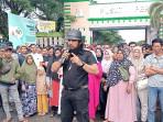 massa-demo-di-depan-Kompleks-Perkantoran-Suka-Makmue.jpg
