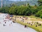 masyarakat-mandi-sore-di-sungai-Krueng-Beukah-011025.jpg