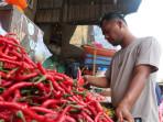 melayani-pembeli-cabai_aceh-tamiang_2025.jpg