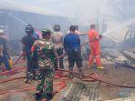 memadamkan-api-di-sebuah-bengkel-las-mobil-serta-gudang-barang-pecah-belah-dan-kelontong.jpg