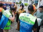 memakaikan-atribut-baru-kepada-juru-parkir-Banda-Aceh.jpg
