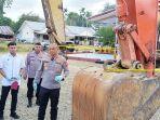 memperlihatkan-tersangka-dan-barang-bukti-Alat-Berat-yang-diamankan-dari-aktivitas-galian-c-ilegal.jpg