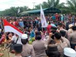mengawal-aksi-blokade-jalan-akses-keluar-masuk-truk-sawit-milik-PTPN-IV.jpg