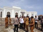 mengecek-kesiapan-mimbar-utama-MTQ-Aceh-XXXVII-di-kompleks-kantor-Bupati-Pidie-Jaya.jpg