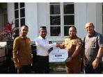 menyerahkan-kendaraan-roda-tiga-kepada-pj-bupati-aceh-besa.jpg