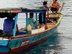 nelayan-mencari-perahu-terbalik-dihantam-ombak-di-aceh-singkil.jpg