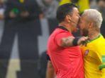 neymar-jr-protes-kepada-wasit-saat-pertandingan-brasil-melawan-kolombia.jpg