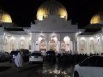 parkiran-yang-dipenuhi-kendaraan-jamaah-shalat-tarawih-di-masjid-agung-sultan-jeumpa-bireuen.jpg