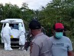 pasien-positif-covid-19-ketika-pemakaman-melalui-prokes-di-sebuah-desa-di-kecamatan-tadu-raya.jpg