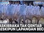 paskibraka-tak-gentar-kibarkan-merah-putih-meskipun-lapangan-becek.jpg