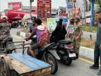 Satpol PP dan WH Aceh Besar Patroli Busana Islami di Bundaran Lambaro
