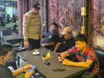 Ciptakan Kondisi Aman, Malam Hari Polsek Dewantara Aceh Utara Sapa Pengunjung Kafe