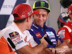 pebalap-movistar-yamaha-valentino-rossi-menolak-bersalaman-dengan-pebalap-repsol-honda-marc-marquez.jpg