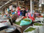 pedagang-memilah-sejumlah-barang-dagangannya-di-pasar-induk-lambaro.jpg