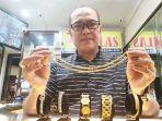 pedagang-menunjukkan-emas-perhiasan.jpg