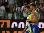 pemain-depan-juventus-cristiano-ronaldo-berjalan-dengan-paulo-dybala.jpg