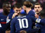 pemain-depan-prancis-kylian-mbappe-diberi-selamat-oleh-rekan-setimnya-setelah-mencetak-gol.jpg