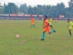 pemain-pskp-jangka-keutapang-dan-garuda-fc-berebut-bola.jpg