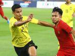 pemain-timnas-indonesia-andik-vermansah-berebut-bola-dengan-pemain-timnas-malaysia.jpg