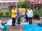 pemanjat-tiang-bendera-dapat-sepeda.jpg