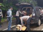 Polisi Pos Perbatasan Perketat Pemeriksaan Kendaraan di Kawasan Putri Betung