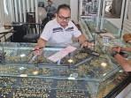 penjual-emas-di-toko-Tiara-Idi-Rayeuk_saat-sedang-melayani-penjual-emas.jpg