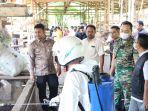 penyemprotan-eco-enzim-ke-kandang-ternak-warga-di-Aceh-Besar.jpg