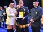 penyerahan-penghargaan-kepada-pendiri-Bireuen.jpg