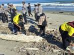 Ribuan Warga Bireuen Kompak Bersihkan Pantai Kuala Raja, Peringati World Cleanup Day