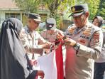 personel-POlres-Lhokseumawe-bagi2-bendera.jpg