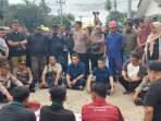 perusahan-kelapa-sawit-PT-Socfindo-Lae-Butar-berdialog-dengan-demonstaran.jpg