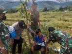 TNI Polri Suntik Vaksin Petani yang Sedang Panen Padi