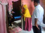 petugas-kepolisian-dan-bpbd-saat-berada-di-rumah-nenek-usia-73-tahun.jpg