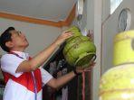 petugas-melakukan-pengecekan-terhadap-tabung-gas.jpg