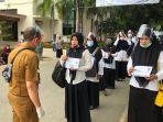 petugas-memeriksa-peserta-cpns-saat-tes-skb-di-gedung-bpsdm-aceh.jpg