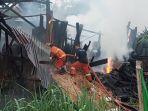 petugas-pemadam-kebakaran-bireuen-berjibaku-memadamkan-api-di-panglong-kayu.jpg