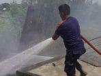 petugas-pemadam-memadamkan-api-yang-membakar-usaha-pengolah-bahan-bekas-plastik.jpg
