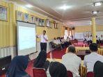 pj-bupati-aceh-singkil-marthunis-paparkan-pohon-kinerja-saat-rapat.jpg