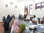 pj-bupati-aceh-tamiang-meurah-budiman-saat-menerima-puluhan-mantan-pdpk.jpg